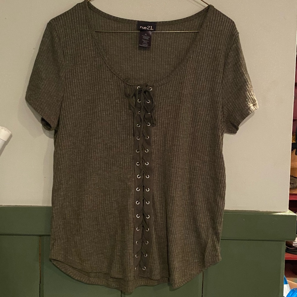 Rue21 Green Buttoned Embellished Short Sleeve Tee
